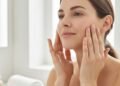 Como fazer uma massagem em 10 minutos que transforma o jeito como seu rosto acorda