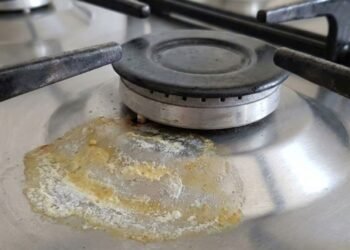 Se essa mancha aparecer no seu fogão, desligue tudo imediatamente