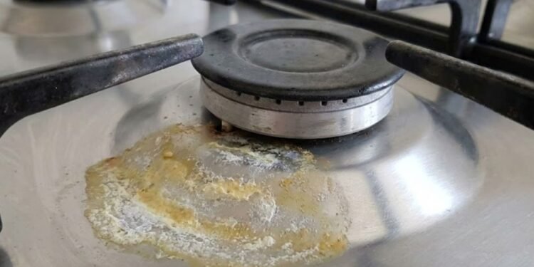 Se essa mancha aparecer no seu fogão, desligue tudo imediatamente