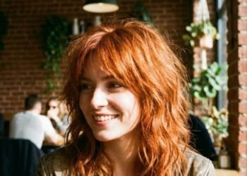 O corte médio que valoriza cabelos ruivos como se tivesse acabado de pintar