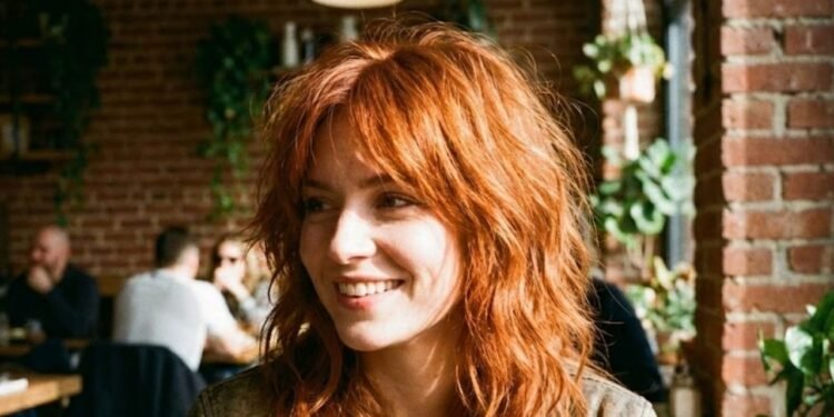 O corte médio que valoriza cabelos ruivos como se tivesse acabado de pintar