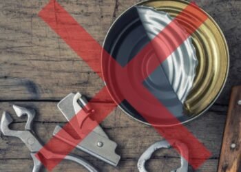 Como abrir uma lata sem abridor em menos de 1 minuto usando só uma colher