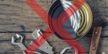 Como abrir uma lata sem abridor em menos de 1 minuto usando só uma colher