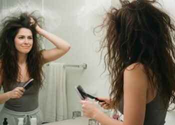 Passei anos brigando com o frizz até descobrir que secava o cabelo do jeito errado