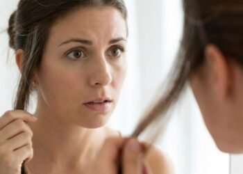 Diga adeus às tintas para cobrir fios brancos! Veja o remédio caseiro que ajuda a proteger a cor dos cabelos