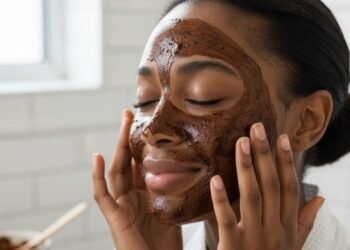 Máscara de café com mel para hidratar e iluminar peles negras sem pesar