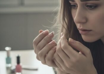 Sua unha quebra fácil porque falta esse cuidado que ninguém te ensinou