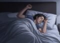 Ansiedade e estresse podem causar espasmos durante o sono, segundo médicos
