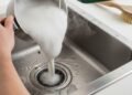 Ralo entupido? Essa solução com água quente limpa e desobstrui sem desmontar nada