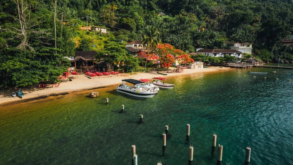 O paraíso escondido no Rio de Janeiro, onde o mar é cristalino e o tempo desacelera