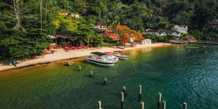 O paraíso escondido no Rio de Janeiro, onde o mar é cristalino e o tempo desacelera
