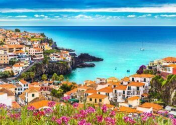 O paraíso chamado de Jardim Flutuante, onde o mar azul encontra montanhas verdes em cenários cinematográficos