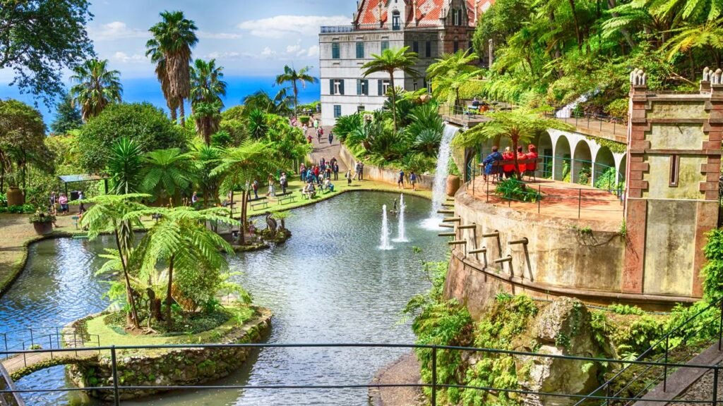 O paraíso onde o mar azul encontra montanhas verdes em cenários cinematográficos