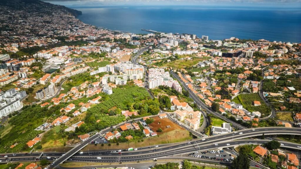 O paraíso chamado de Jardim Flutuante, onde o mar azul encontra montanhas verdes em cenários cinematográficos