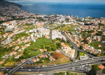 O paraíso chamado de Jardim Flutuante, onde o mar azul encontra montanhas verdes em cenários cinematográficos