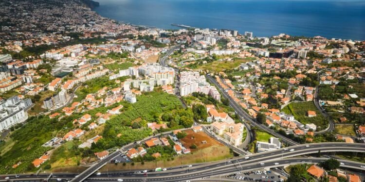 O paraíso chamado de Jardim Flutuante, onde o mar azul encontra montanhas verdes em cenários cinematográficos