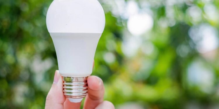 A manutenção de 2 minutos que pode dobrar a vida útil da sua lâmpada LED