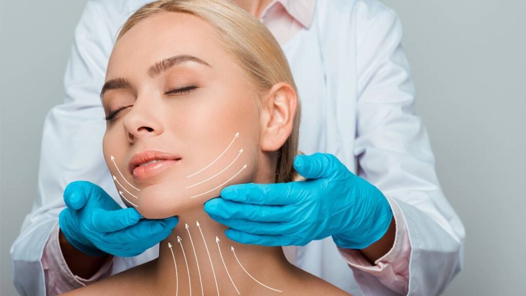 Como fazer uma massagem em 10 minutos que transforma o jeito como seu rosto acorda