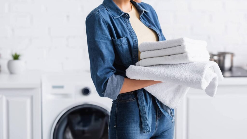 O truque das donas de casa que deixa a toalha macia sem gastar com amaciante