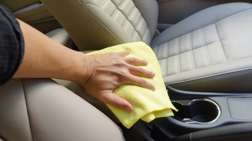 Como usar vinagre para limpar estofados do carro sem danificar o tecido