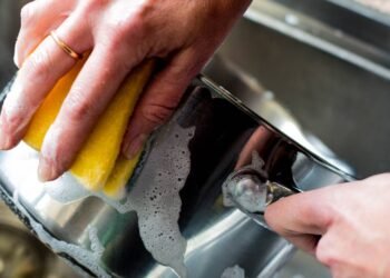 Como devolver o brilho da panela usando só casca de limão e água quente