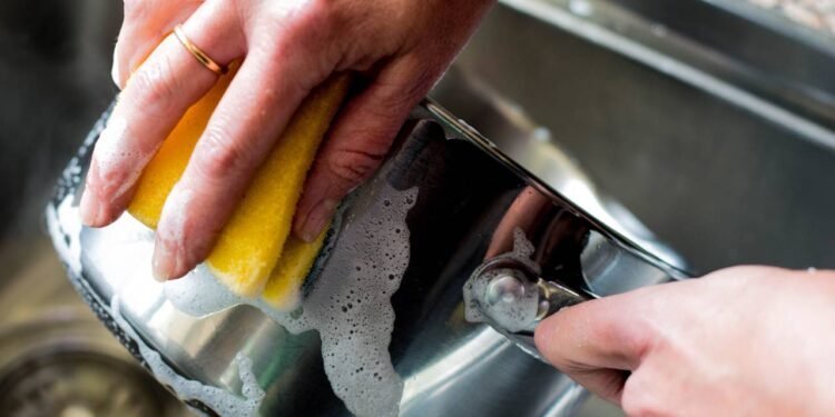 Como devolver o brilho da panela usando só casca de limão e água quente