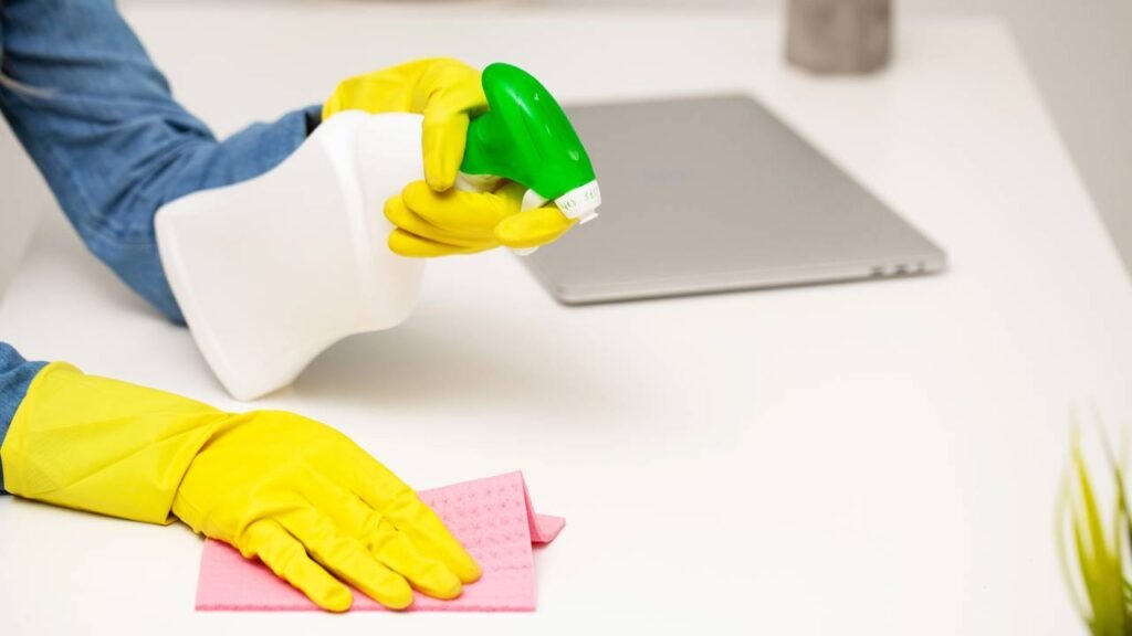 Se você limpa e a poeira volta no mesmo dia, esse truque vai salvar sua rotina