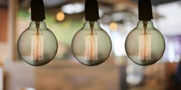 Perfis de luminárias que transformam a sala sem reforma nenhuma