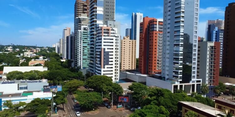 Maringá nasceu a partir de um projeto de colonização que priorizou ruas largas, arborização e espaços dedicados ao convívio comunitário // Créditos: YouTube.com/@7kDrones