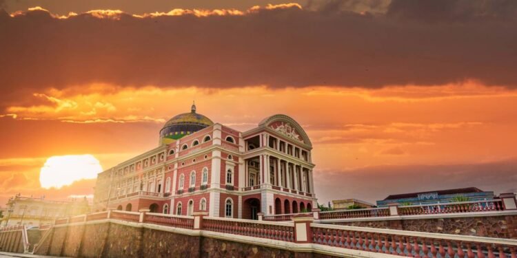 Manaus, no coração da Amazônia, encanta com sua natureza exuberante e cultura única // Créditos: depositphotos.com / Saaaaa