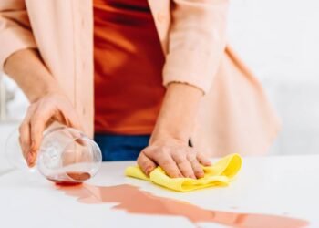 Como remover manchas de vinho de forma rápida e salvar suas toalhas de mesa
