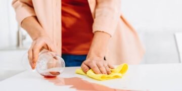 Como remover manchas de vinho de forma rápida e salvar suas toalhas de mesa