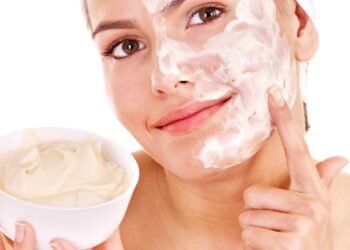 Como conquistar o efeito porcelana sem craquelar a pele com essa máscara caseira