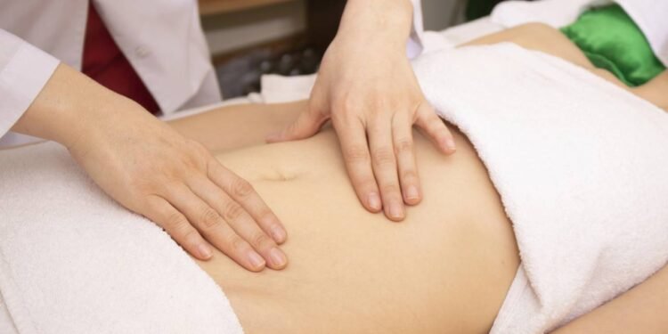 Como modelar a cintura e desinchar o corpo com essa massagem que leva apenas 2 minutos