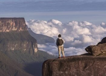 A montanha sagrada do Brasil onde você pisa em três países ao mesmo tempo