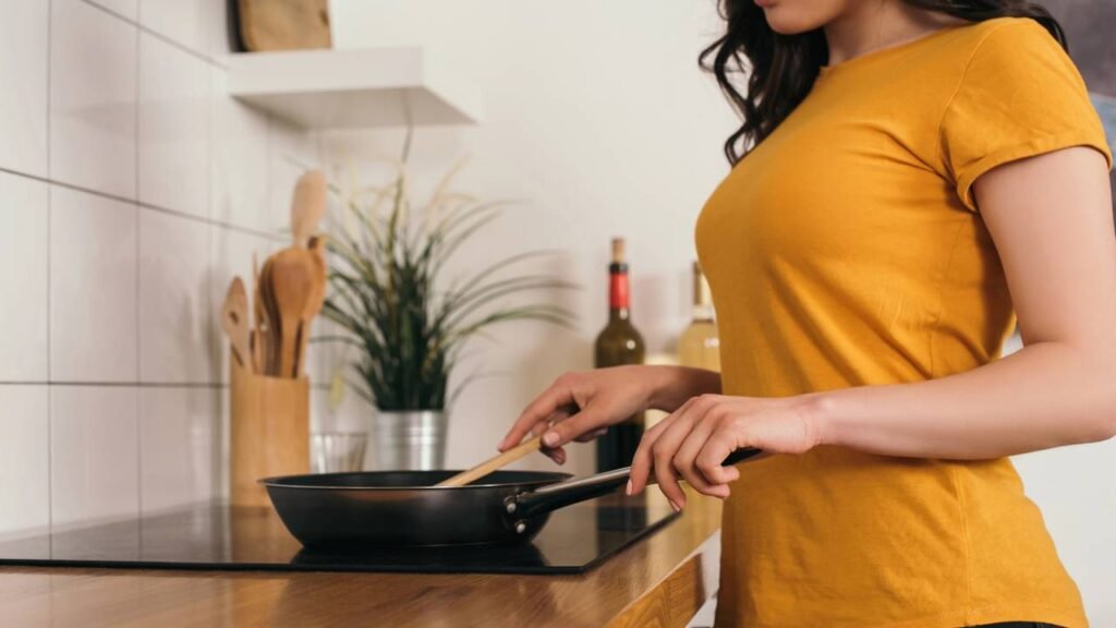 O hábito diário na cozinha que pode estar envelhecendo seu rosto sem você perceber