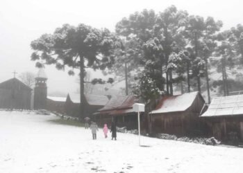 A cidade brasileira onde a neve transformou a paisagem e atrai olhares no inverno