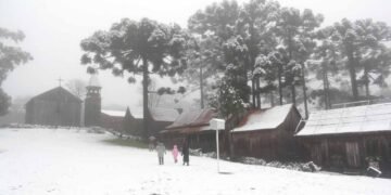 A cidade brasileira onde a neve transformou a paisagem e atrai olhares no inverno