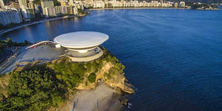 Niterói conquista brasileiros com seu equilíbrio entre urbanismo moderno e natureza // Créditos: depositphotos.com / Ranimiro