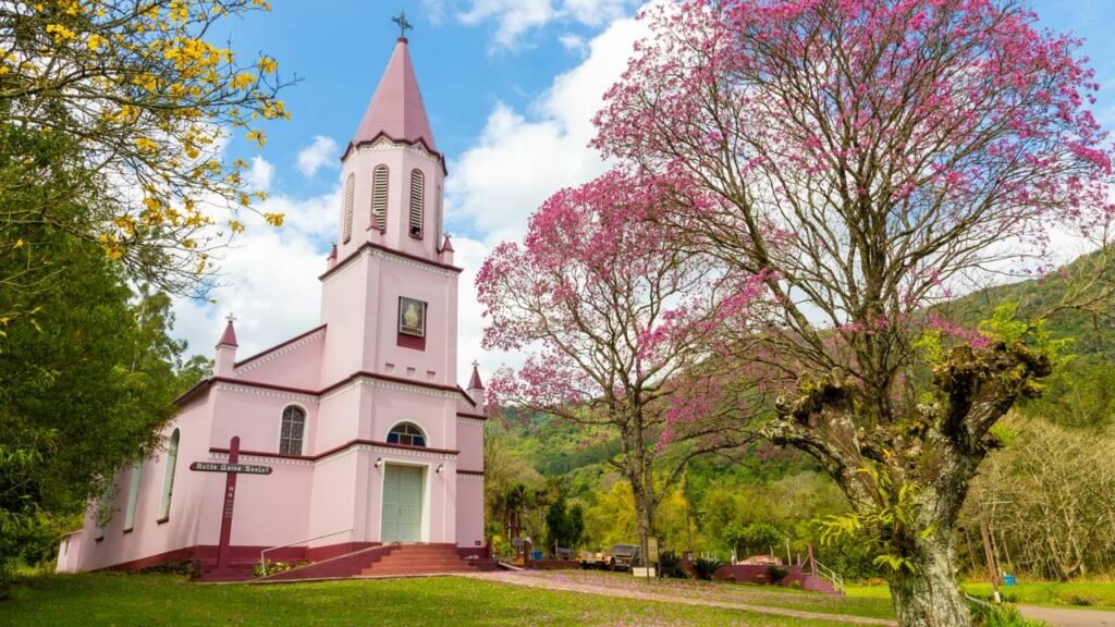 Essa cidade da serra gaúcha encanta com jardins perfeitos e vida tranquila