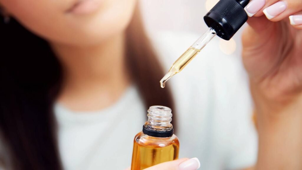 Esse óleo natural pode substituir o leave-in e ainda reduzir o frizz em minutos