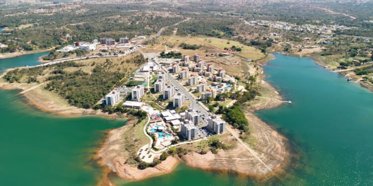 Conhecida como a maior estância hidrotermal do mundo, Caldas Novas atrai milhões de turistas com suas fontes quentes e paisagens únicas. // Créditos: www.youtube.com/@pljdrones
