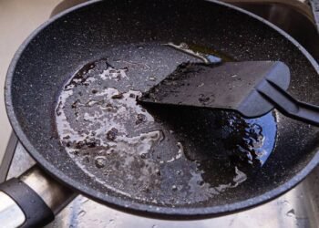 3 erros que acabam com a antiaderência da sua panela sem você perceber