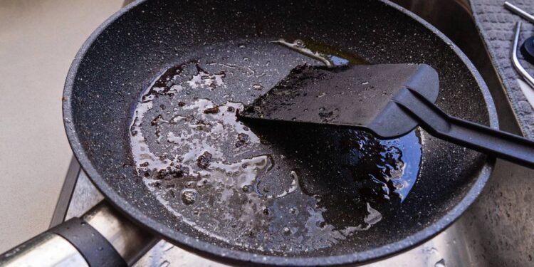 3 erros que acabam com a antiaderência da sua panela sem você perceber