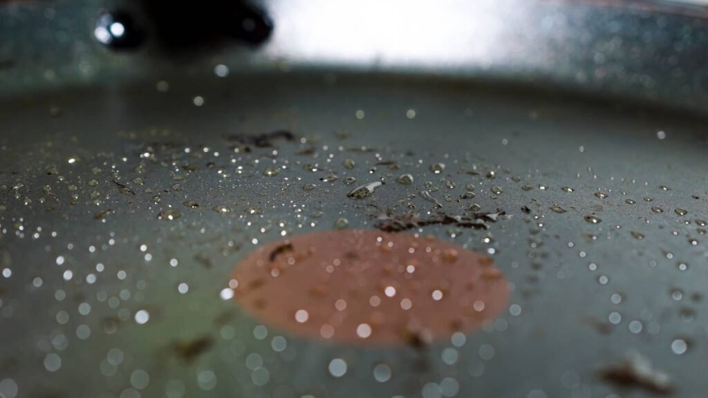 3 erros que acabam com a antiaderência da sua panela sem você perceber