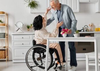 Paraplégicos voltam a andar com ajuda de exoesqueleto