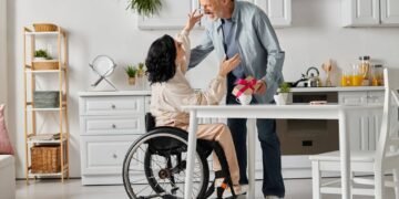 Paraplégicos voltam a andar com ajuda de exoesqueleto