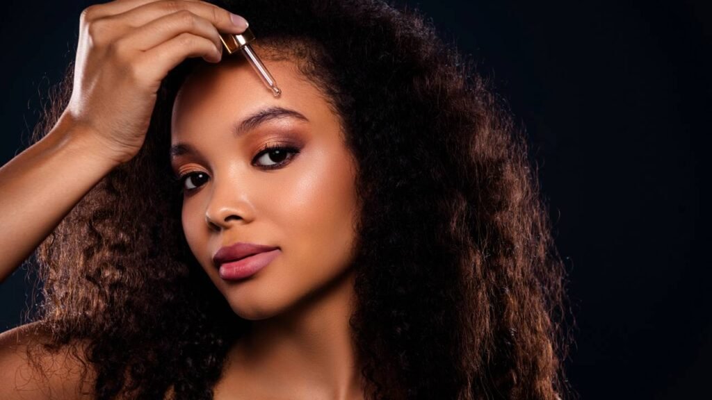 Esse óleo natural ajuda a controlar o brilho e hidrata profundamente peles negras