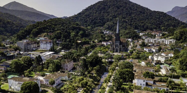 Conhecida como “Cidade Imperial”, Petrópolis une história, conforto e paisagens serranas deslumbrantes // Créditos: depositphotos.com / julioricco