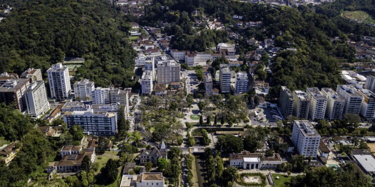 Cercada por verde e arquitetura imperial, Petrópolis oferece qualidade de vida e tranquilidade únicas // Créditos: depositphotos.com / julioricco